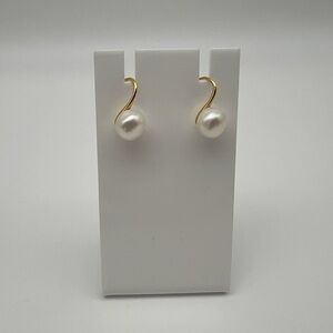 Elegant Gold and Pearl Earrings